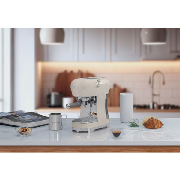 Кавомашина SMEG ECF02CREU